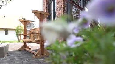 田园风格的建筑花朵绿树吊椅视频的预览图